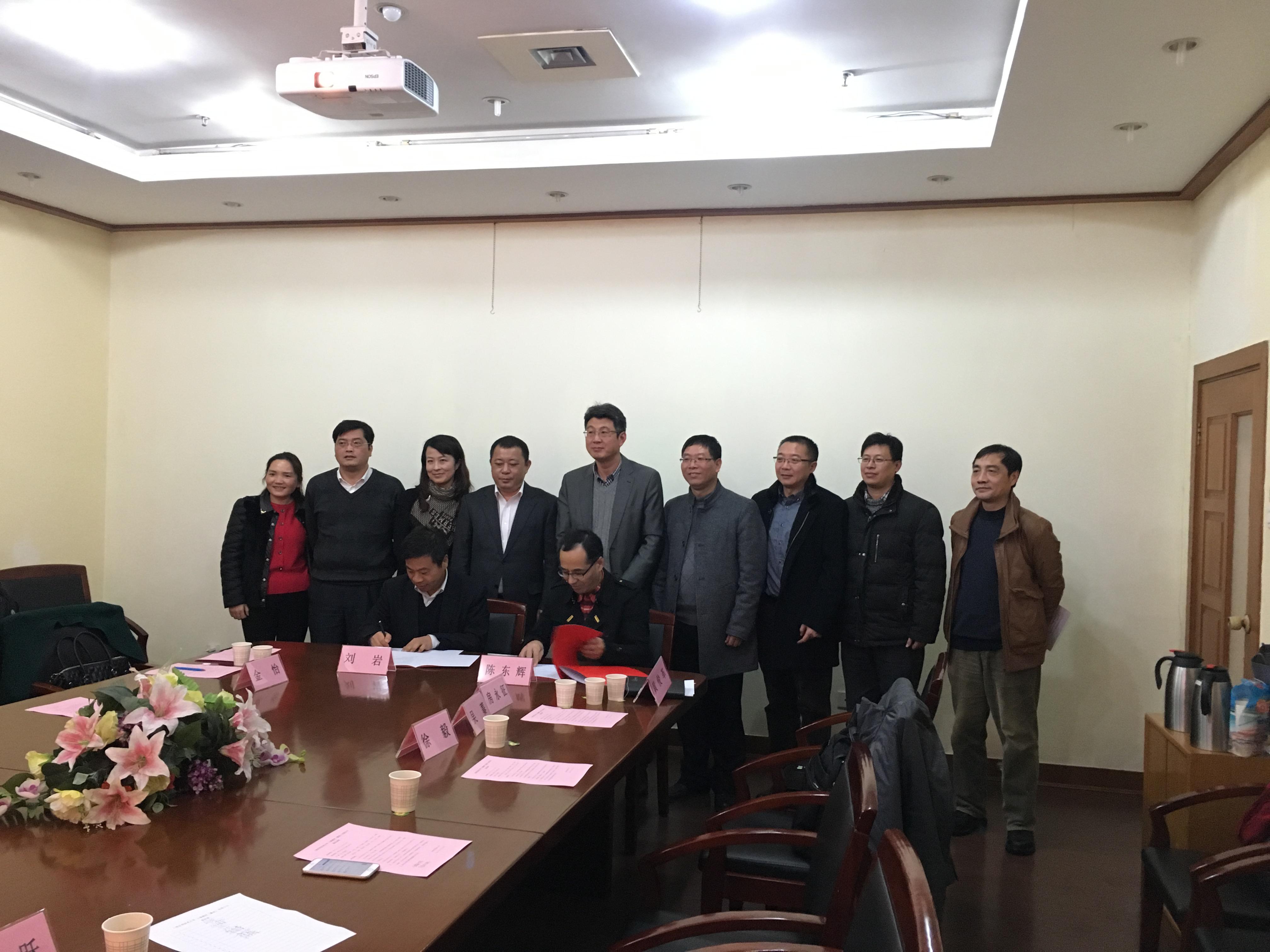 陈东辉和刘岩签署上海应用技术大学-上海建材(集团)有限公司战略合作协议